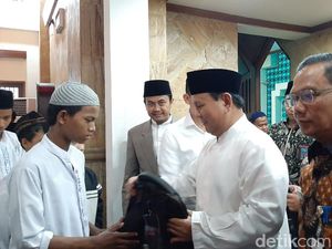 Prabowo Salat Jumat di Masjid Kemhan dan Santuni Anak Yatim Prabowo Salat Jumat di Masjid Kemhan dan Santuni Anak Yatim