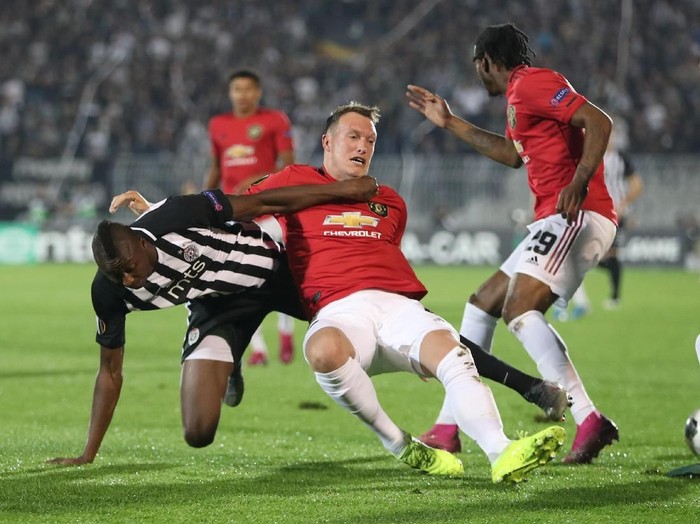 Soccer Football - Europa League - Group L - Partizan Belgrade v Manchester United - Partizan Stadium, Belgrade, Serbia - October 24, 2019  Manchester United's Phil Jones in action with Partizan Belgrade's Umar Sadiq   REUTERS/Marko Djurica