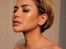 Nikita Mirzani Pamer Foto Topless di Depan 2 Pria