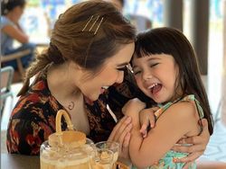 Intip Pose Keren Gisella Anastaia Saat Kulineran Bareng Gempita