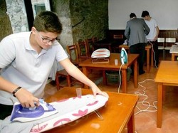 Dukung Kesetaraan Gender, Sekolah Ini Ajarkan Murid Pria Cuci & Setrika Baju