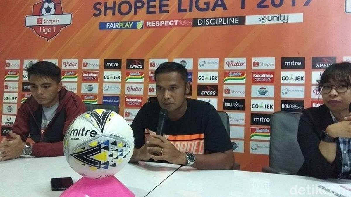 Charis Yulianto, asisten pelatih Borneo FC (tengah) (Eko Susanto/detikSport)