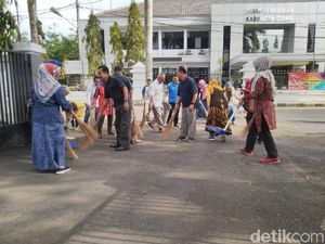 PNS Ciamis Bersenjata Sapu Lidi dan Pengki Tiap Jumat PNS Ciamis Bersenjata Sapu Lidi dan Pengki Tiap Jumat