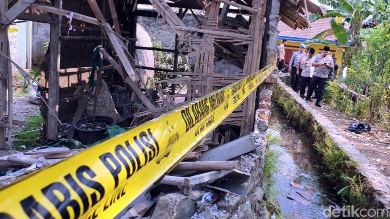 Rumah Warga Hancur Akibat Ledakan Petasan di Sukabumi Rumah Warga Hancur Akibat Ledakan Petasan di Sukabumi