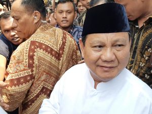 Prabowo Diteriaki Selamat Jalan Pak Presiden Usai Jumatan di Kemhan
