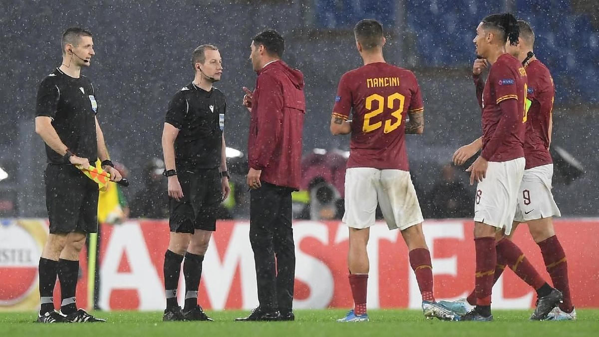 AS Roma memprotes keputusan wasit Willie Collum. Foto: Alberto Lingria/Reuters