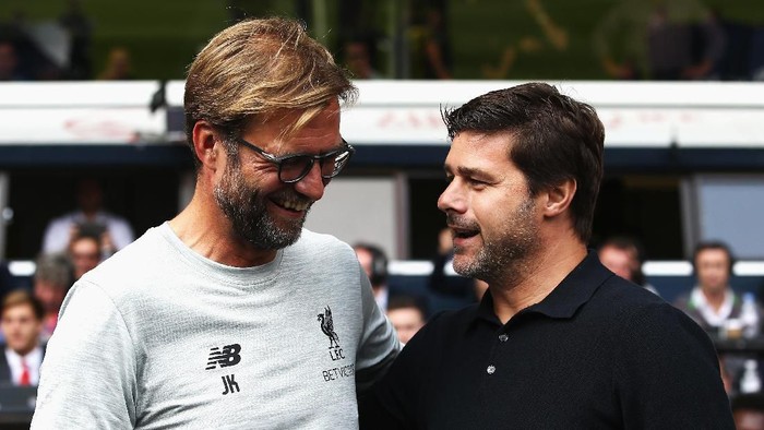 LONDON, ENGLAND - AUGUST 27: Jurgen Klopp, Manager of Liverpool and Mauricio Pochettino, Manager of Tottenham Hotspur exchange words piror to kick off during the Premier League match between Tottenham Hotspur and Liverpool at White Hart Lane on August 27, 2016 in London, England.  (Photo by Jan Kruger/Getty Images)