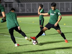 Setelah 30 menit menjalani latihan, para pemain dibagi ke dalam dua kelompok besar untuk bermain di setengah lapangan.