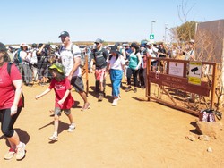 Pengunjung Rela Antri Panjang Untuk Mendaki Bukit Uluru Sebelum Dilarang