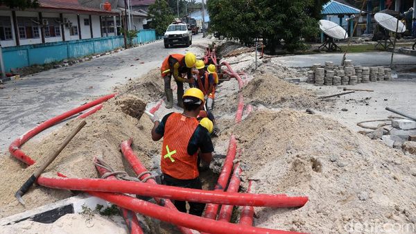 Intip Pemasangan Kabel Listrik Bawah Tanah di Natuna