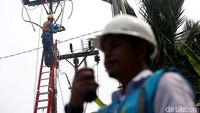 Melihat Aktivitas Petugas PLN di Pulau Terdepan RI