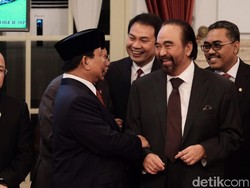 Politik Prabowo: Hangat dengan Mega, Akrab dengan Paloh
