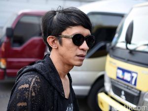 Pakai Alat Bantu Dengar, Aming Akui Punya Masalah di Telinga