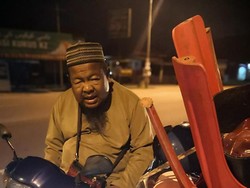 Foto Viral Bocah Tidur di Motor Usai Bantu Kakeknya Jualan Bikin Terenyuh