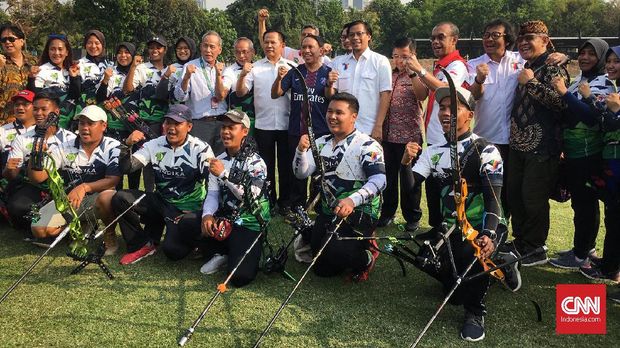 Menpora (tengah) saat berkunjung ke pelatnas panahan. (
