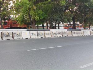 Pembatas MCB di Lenteng Agung Dicoreti Demi Flyover Pohon Game Over