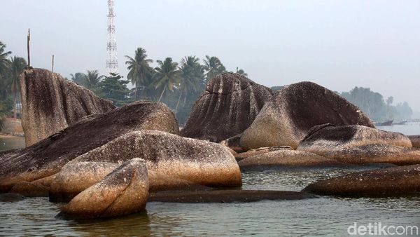 Pesona Hamparan Batu Raksasa di Alif Stone Park Natuna