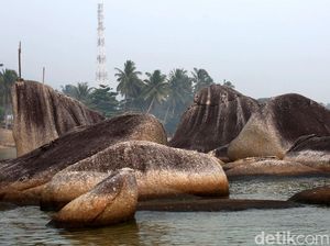 Pesona Hamparan Batu Raksasa di Alif Stone Park Natuna
