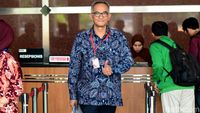 Senyum Sekjen Kemendag Saat Akan Diperiksa KPK