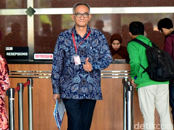 Senyum Sekjen Kemendag Saat Akan Diperiksa KPK
