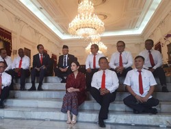 Lesehan Lagi, Jokowi Perkenalkan 12 Wamen Kabinet Indonesia Maju