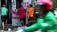 Pos Polisi Sisa Bentrok Mahasiswa Mulai Diperbaiki