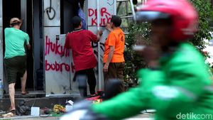 Pos Polisi Sisa Bentrok Mahasiswa Mulai Diperbaiki