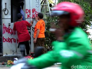 Pos Polisi Sisa Bentrok Mahasiswa Mulai Diperbaiki