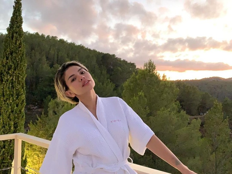 Dalam acara konferensi pers buku The Naked, Niki mengaku bahwa baru saja melakukan operasi plastik hidung dan beberapa bagian tubuh lainnya. Mantan presentar Pagi Pagi Pasti Happy itu menjelaskan bahwa ia melakukan operasi hidung karena ada kerusakan yang disebabkan prosedur kecantikan yang sebelumnya.  Foto: dok. Instagram @nikitamirzanimawardi_17