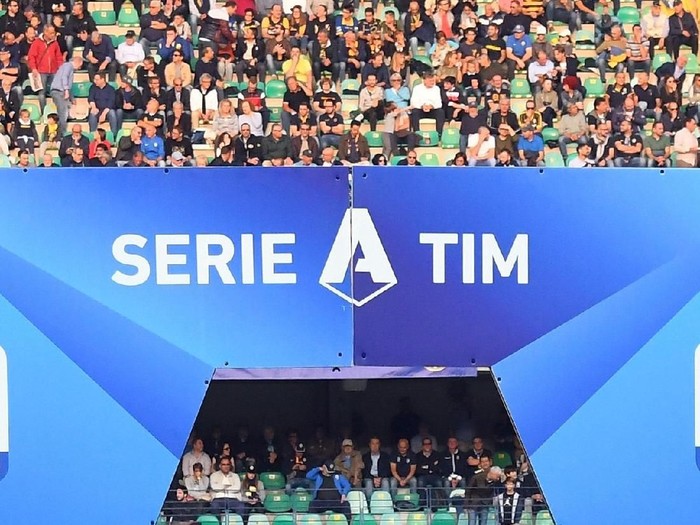 VERONA, ITALY - OCTOBER 05:  Players of Hellas Veroan and UC Sampdoria line up with the logo celebrating the 90th annyversary of the Serie A  during the Serie A match between Hellas Verona and UC Sampdoria at Stadio Marcantonio Bentegodi on October 5, 2019 in Verona, Italy.  (Photo by Alessandro Sabattini/Getty Images)