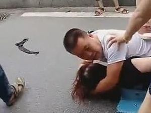 Video Pria Peluk dan Lindungi Pelakor yang Dipukuli Istrinya Ini Viral