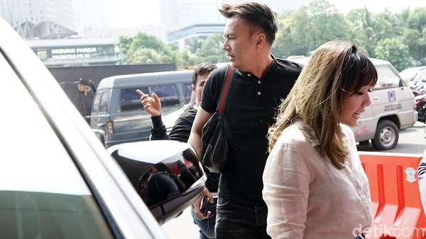 Penampakan Gisel dan Wijin saat Lapor di Polda Penampakan Gisel dan Wijin saat Lapor di Polda