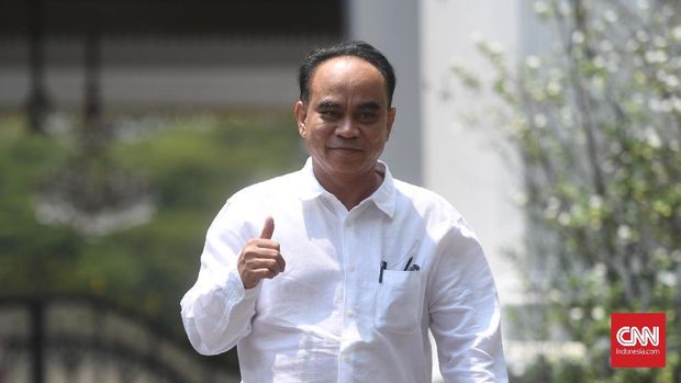 Calon Wakil Menteri Desa dan PDT Budi Arie Setiadi melambaikan tangan usai bertemu Presiden Joko Widodo di Kompleks Istana Kepresidenan, Jakarta, Jumat (25/10/2019). ANTARA FOTO/Akbar Nugroho Gumay/ama.