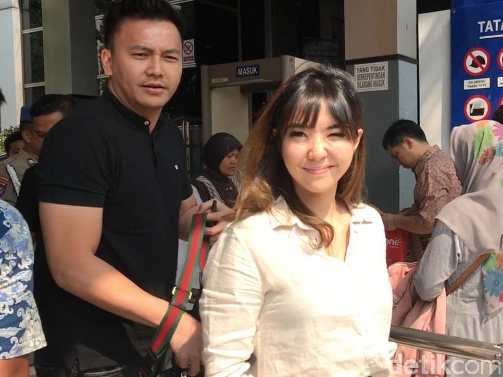 Ditemani Wijin, Gisel Datangi Polda untuk Laporkan Fitnah Video Syur Ditemani Wijin, Gisel Datangi Polda untuk Laporkan Fitnah Video Syur
