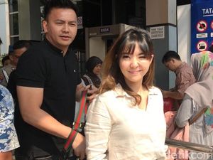 Ditemani Wijin, Gisel Datangi Polda untuk Laporkan Fitnah Video Syur Ditemani Wijin, Gisel Datangi Polda untuk Laporkan Fitnah Video Syur