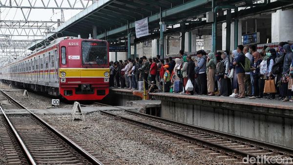 3 Rute KRL Disetop Sementara, Begini Suasana Stasiun Manggarai