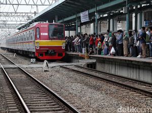 Penumpang KRL Kesal Kereta Cuma Sampai Manggarai Penumpang KRL Kesal Kereta Cuma Sampai Manggarai
