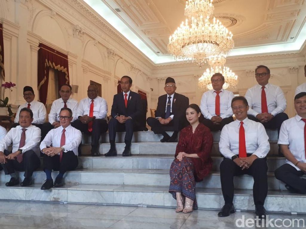 Jokowi Kenalkan Putra Dayak yang Bakal Bantu Siti Nurbaya Urusi Hutan Jokowi Kenalkan Putra Dayak yang Bakal Bantu Siti Nurbaya Urusi Hutan
