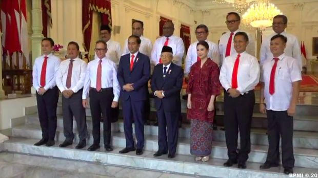 Angela Tanoesoedibjo berkebaya merah