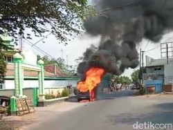 Sebuah Minibus Terbakar Habis di Probolinggo, Sopir Selamat
