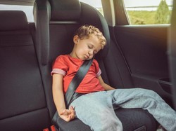 Catat Nih! Bahaya Meninggalkan Anak Sendirian di Mobil