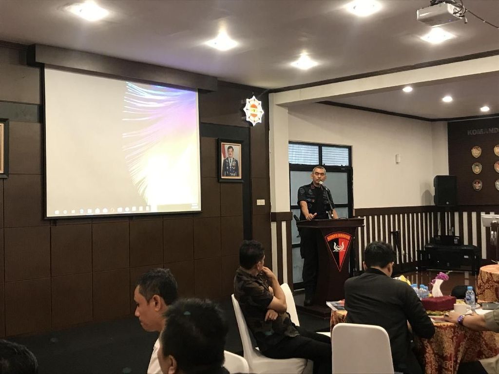 Polri Izinkan Jurnalis Naik ke Atas Mobil Taktis Saat Liput Demo Ricuh Polri Izinkan Jurnalis Naik ke Atas Mobil Taktis Saat Liput Demo Ricuh