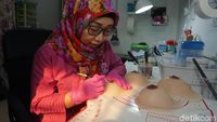 Foto: Payudara Prostetik yang Tampak Asli dan Proses Pembuatannya