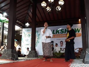Bicara di Ponpes, Gibran Hadiahi Santri Baju Gambar Jokowi-Prabowo