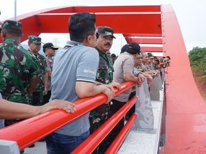 Panglima TNI-Kapolri Tinjau Jembatan Holtekamp yang Akan Diresmikan Jokowi Panglima TNI-Kapolri Tinjau Jembatan Holtekamp yang Akan Diresmikan Jokowi