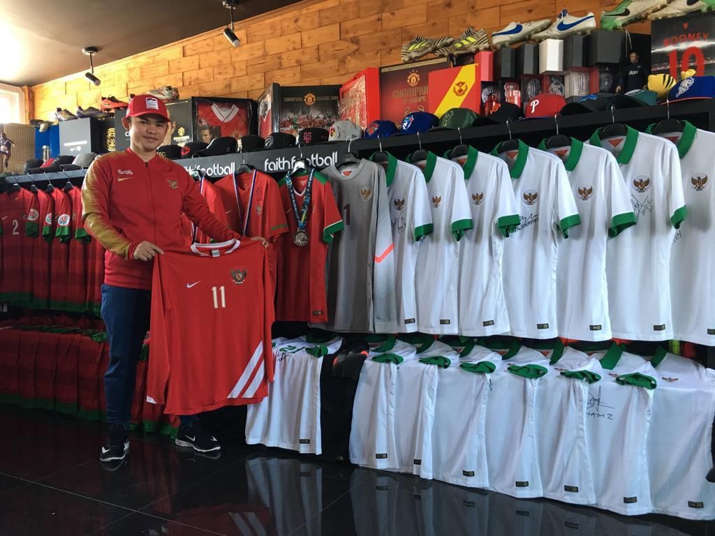 Kolektor Jersey Syahrul: Antara MU, Persib, dan Timnas Kolektor Jersey Syahrul: Antara MU, Persib, dan Timnas