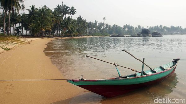 Terpukau Indahnya Pantai Batu Kasah Natuna