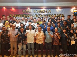Jelang Sumpah Pemuda, BEM Surabaya Cangkrukan Bareng Polisi