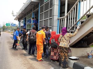 Lawan Vandalisme, Sejumlah Komunitas Bersih-bersih Halte TransJ