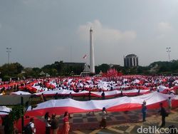 Ribuan Pelajar Surabaya Kirab Merah Putih Keliling Tugu Pahlawan